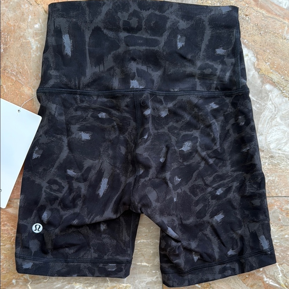 NWT Women’s Lululemon Wunder Train Shorts black leopard - Picture 4 of 5